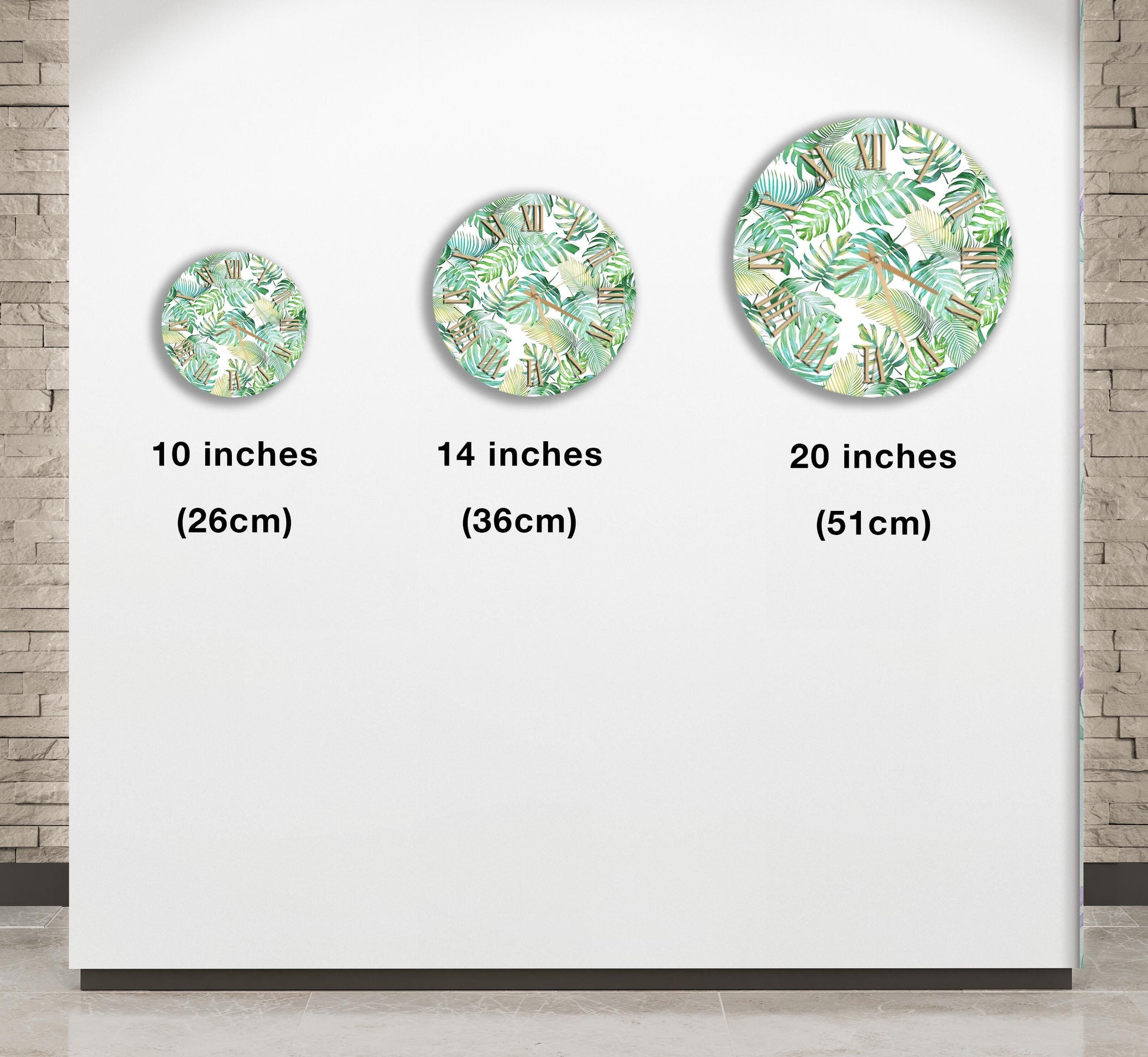 three different sizes of round plates with a tropical leaf pattern, each labeled with its respective size in centimeters.